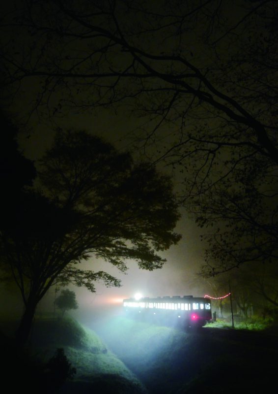 昔ながらの車両と風景が今なお残る 究極のゆる鉄、小湊鐵道。夜の駅に 佇む列車は、まるで時代をさかのぼる タイムマシンそのもののように思えた （上総大久保駅）