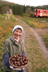 笑顔と栗がお土産です♡ （2018.10.26/秋田内陸 縦貫鉄道 西明寺駅付近）