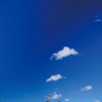 雲が浮かぶ青空と踏切だけ。これぞ 鉄道が持つゆる～い雰囲気や旅情を 被写体にした「ゆる鉄写真」なのです いすみ鉄道（千葉県）❘　No.520　表紙　