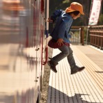 ピカピカの島越駅にジャンプ！（ 2014.10.1/島越駅）