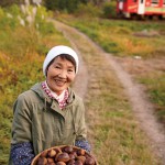 笑顔と栗がお土産です♡ （2 018.10.26/秋田内陸 縦貫鉄道 西明寺駅付近）