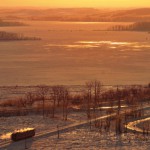 マイナス20℃の凍てつく空気のなかを。奥に輝くのは塘路湖（2010.1.31/塘路駅～茅沼駅）