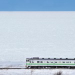 接岸した流氷を見ながら走る釧網本線。見頃は2月初旬から （2011.2.15/浜小清水駅～北浜駅）
